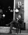Lucien Clergue, Picasso chez l´antiquaire, Arles 1959, 1959 (printed 2008)