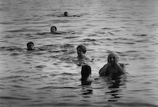 Lucien Clergue, Picasso au bain avec Jacqueline - Zette Leiris et Catherine Hutin-Blais, Cannes 1965, 1965 (gedruckt 1994)