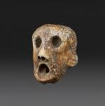 Unbekannt, "Der Schreiende", Figur eines menschlichen Kopfes aus Walrosselfenbein geschnitzt als Anhänger oder Schmuck, mittlere bis späte Thule-Kultur (vermutl